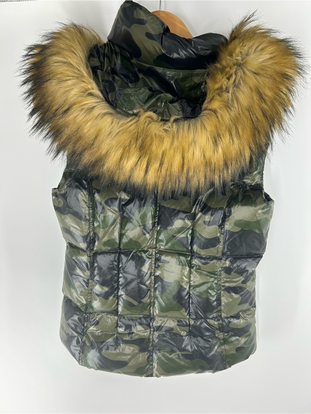 S13 Camouflage Quilted Puffer Vest with Faux-Fur Trim - Picture 3 of 7